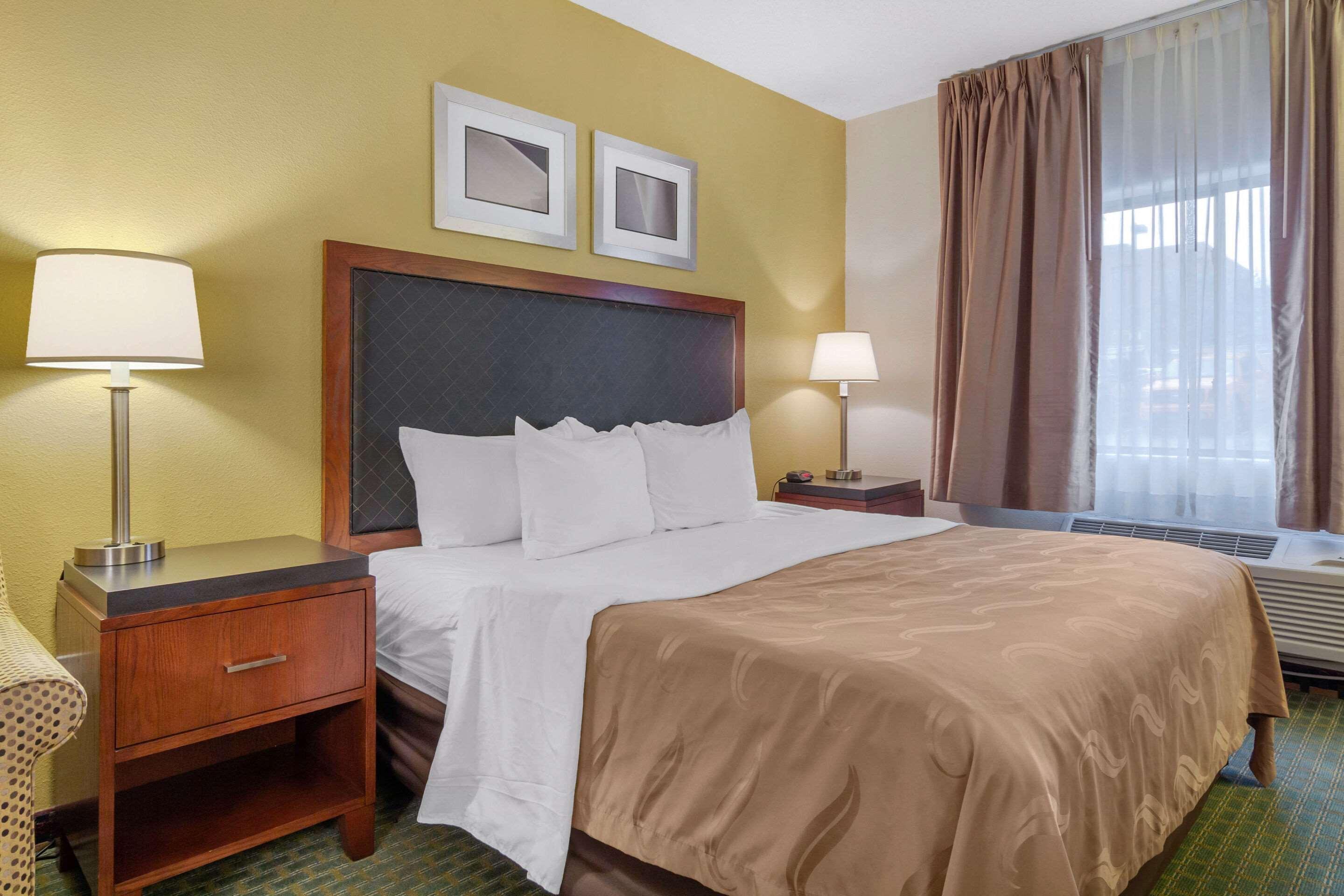 Quality Inn & Suites Lakewood - Denver Southwest Buitenkant foto