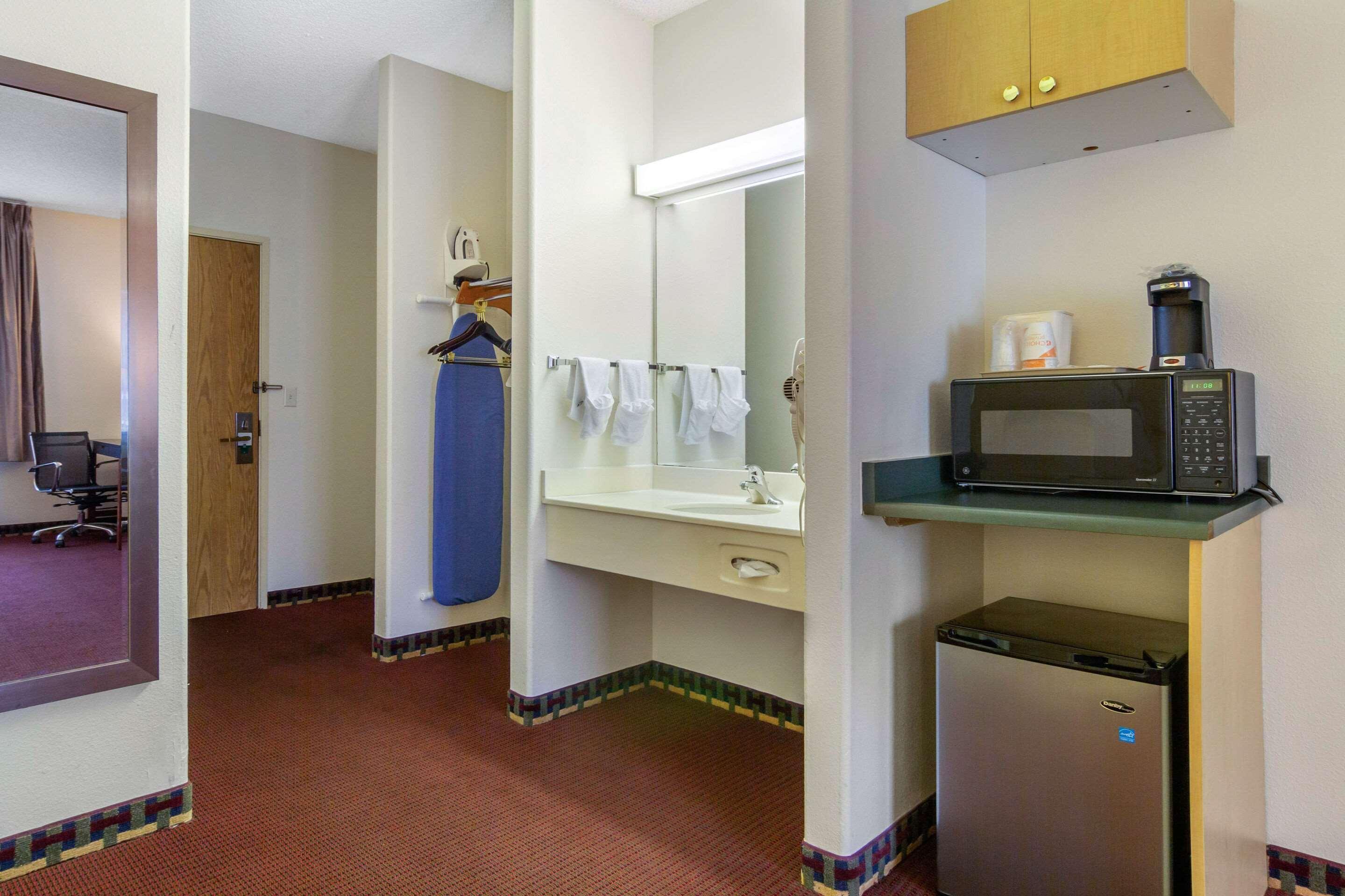 Quality Inn & Suites Lakewood - Denver Southwest Buitenkant foto