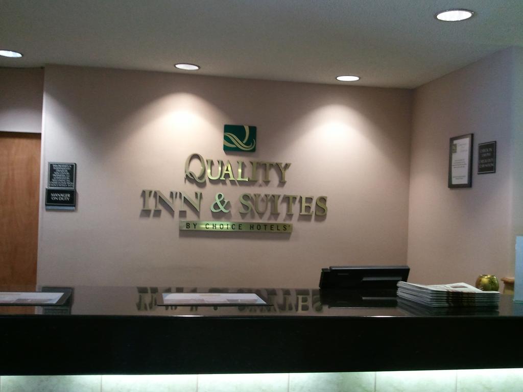 Quality Inn & Suites Lakewood - Denver Southwest Buitenkant foto